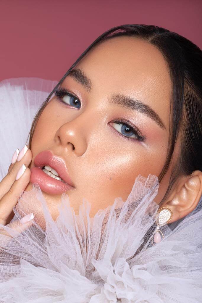 Hazel Contacts Makeup Guide: The Soft Glam Look That Works In Photos