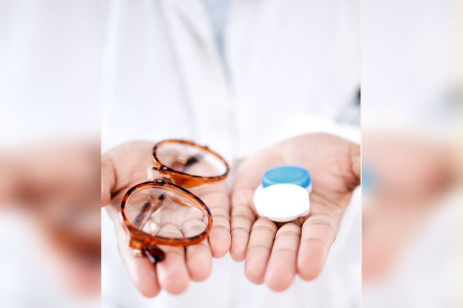 How to Choose Between Glasses and Contacts