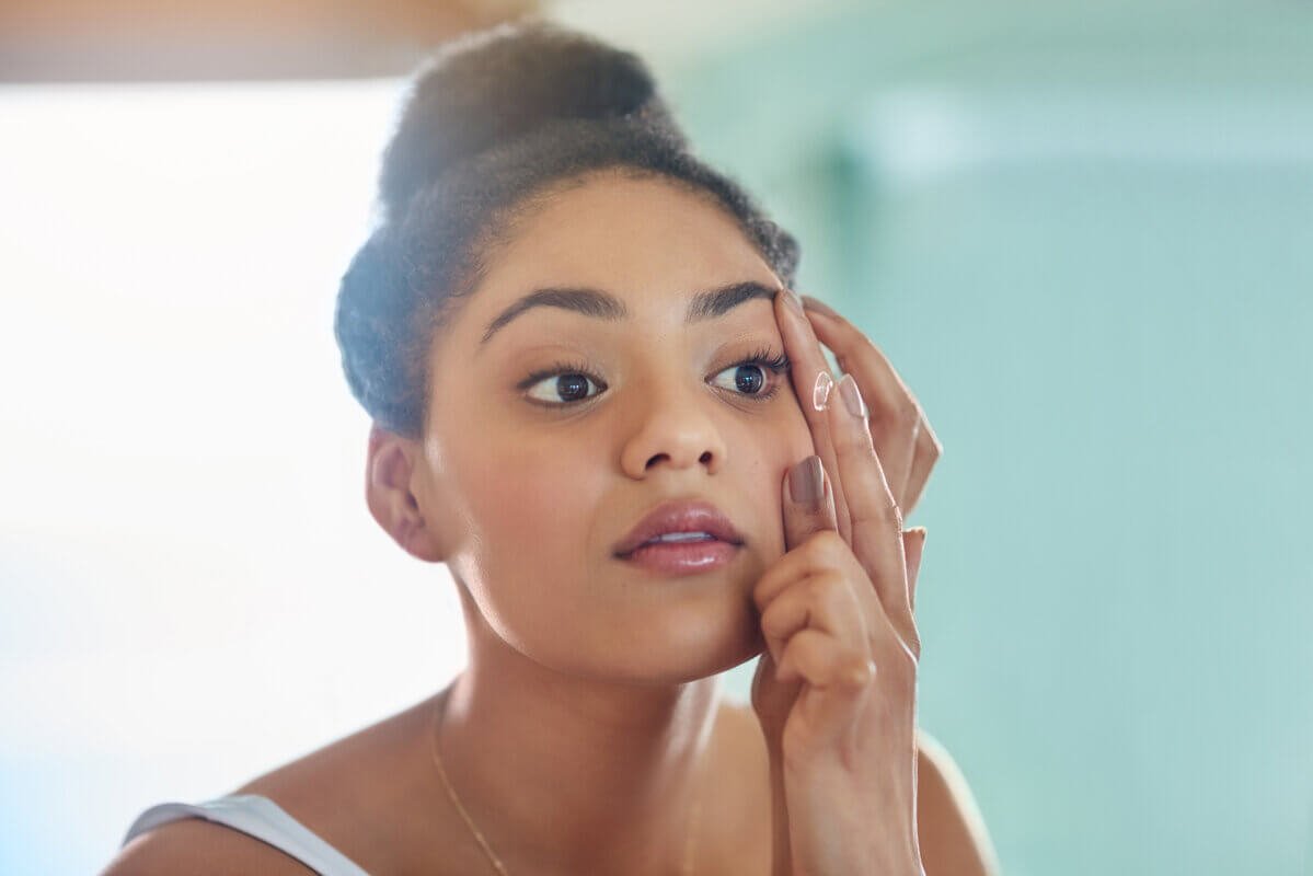 How to Insert & Remove Contact Lenses Like a Pro