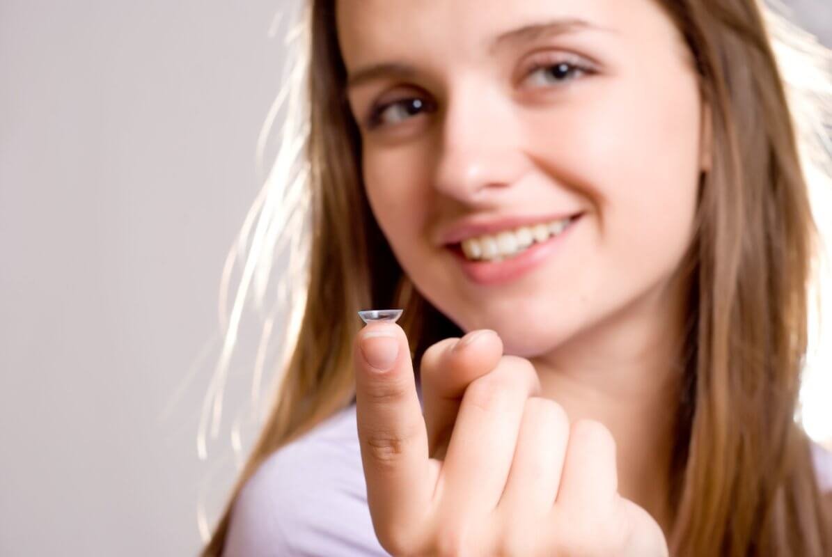 Key Considerations for Choosing Between Daily, Weekly, or Monthly Contact Lenses